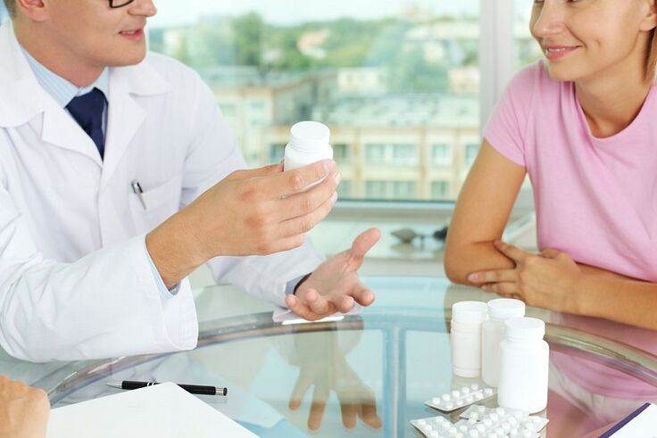 médico prescreve comprimidos para tratar varizes